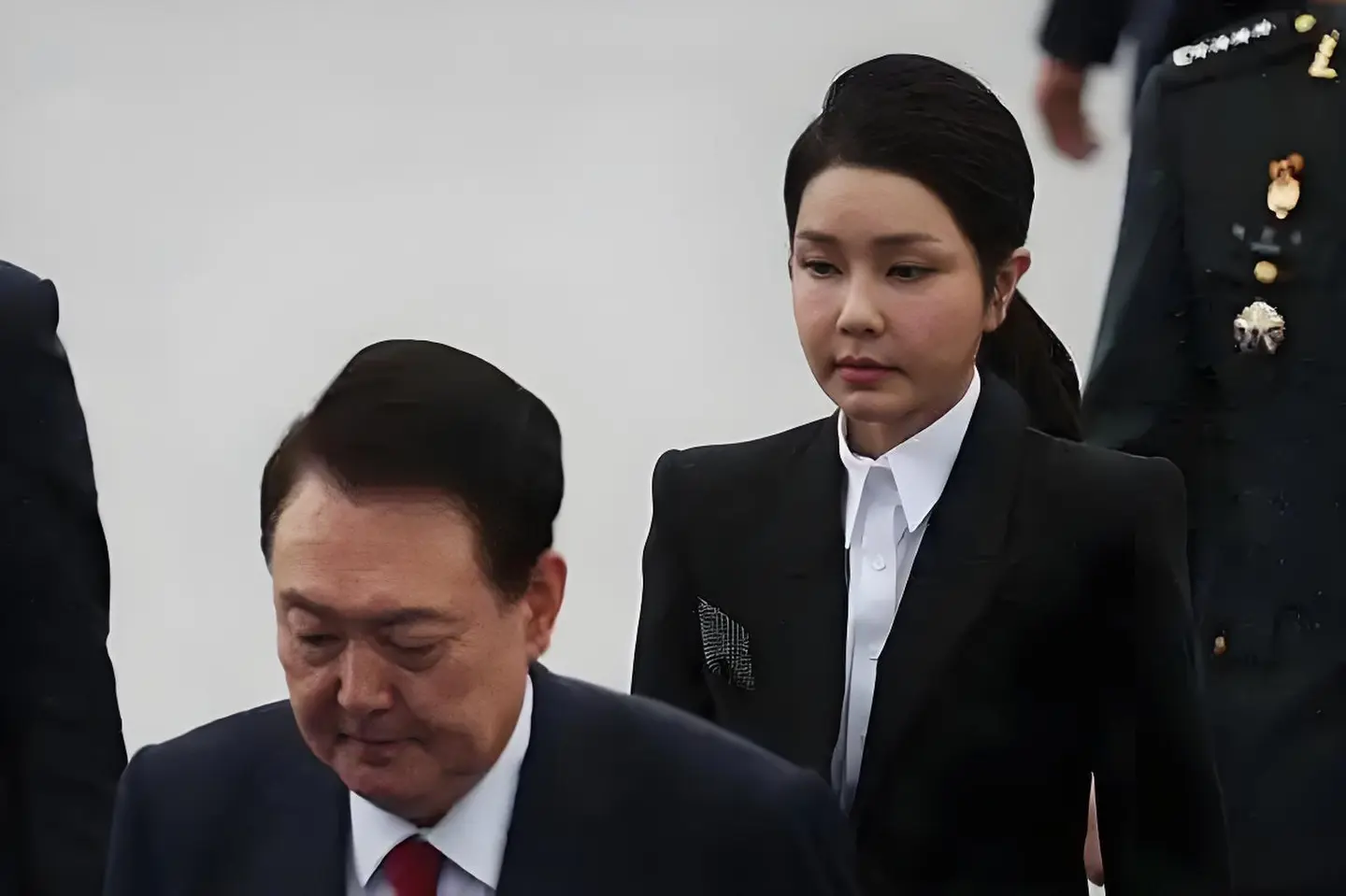 韩国外长赵兑烈叫嚣，安全问题上无法满足中方的要求，一旦开战，帮美国。

俄罗斯卫