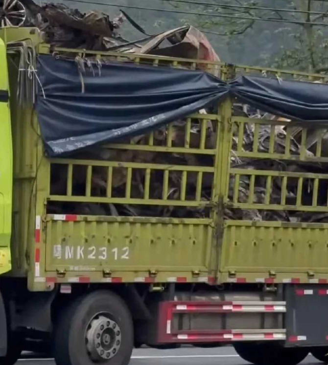 多可怕！48辆疾驰在高速上的车，竟然坠落致满是土坑的地方，竟然有那么多人丧生！现