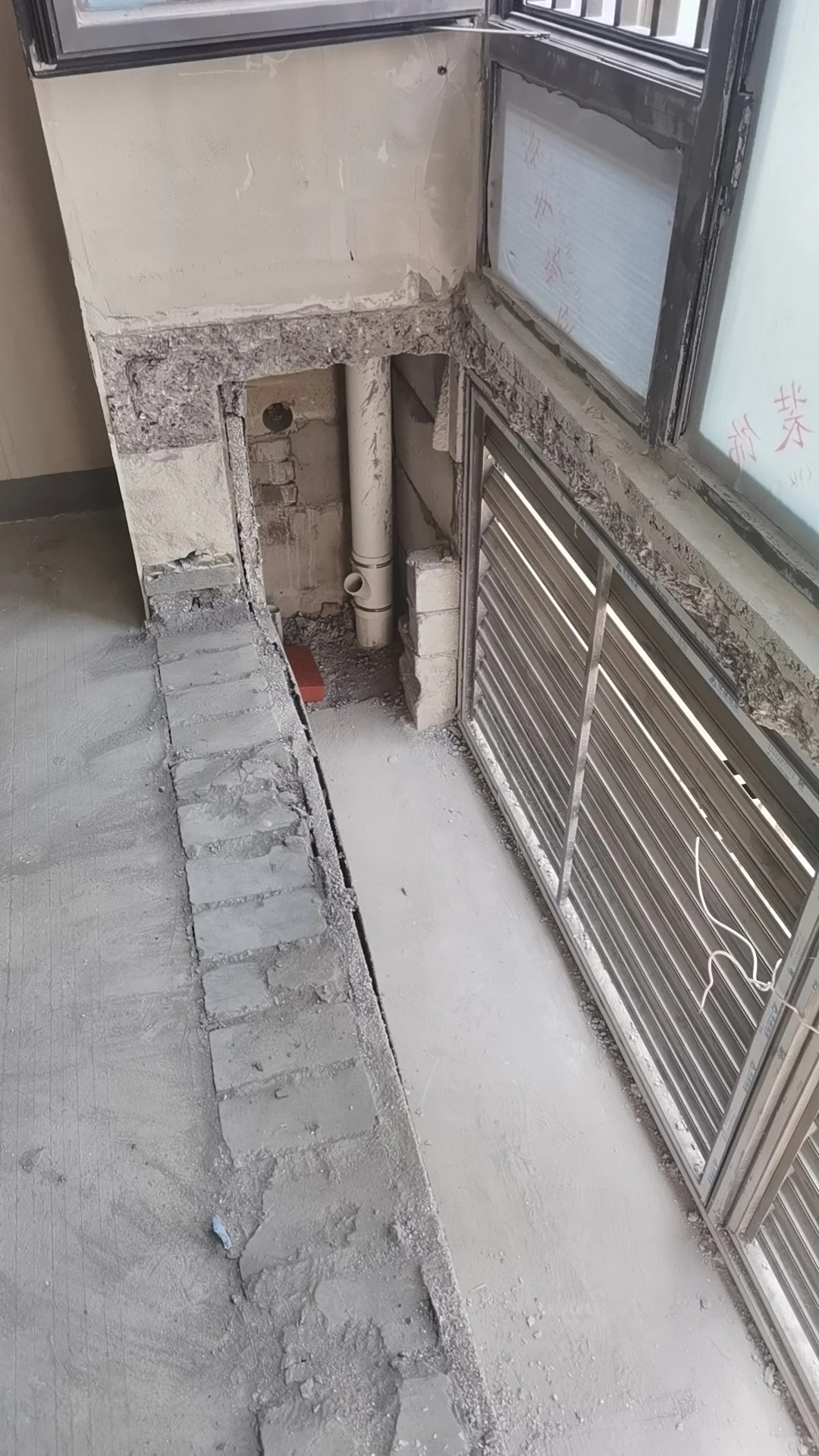 飘窗砸了后整个人傻眼了
砸墙师傅进场了～
个人强烈要求砸掉主卧飘窗，扩大主卧面积