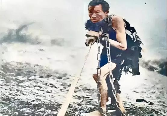 1938年的西藏，寒风呼啸，无数农奴艰难度日。这些被称为“堆穷”的农奴，连牲畜都