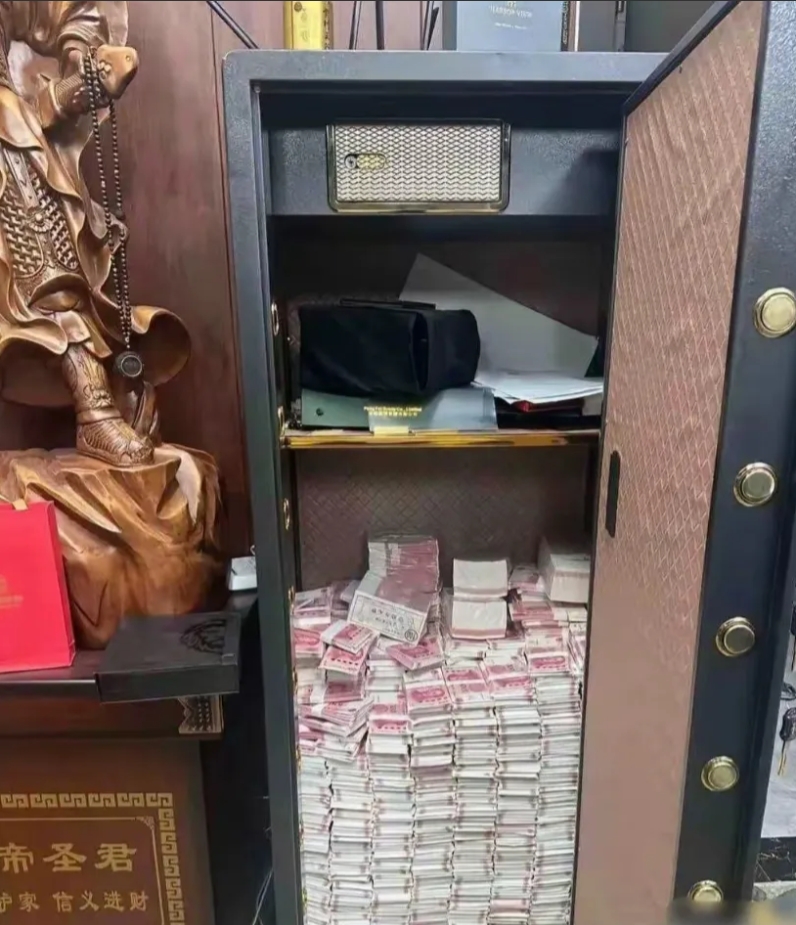 什么人家里才会放这么多现金？
