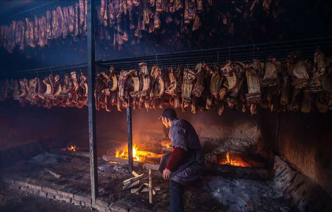 正常人家哪里会熏这么多腊肉吃！