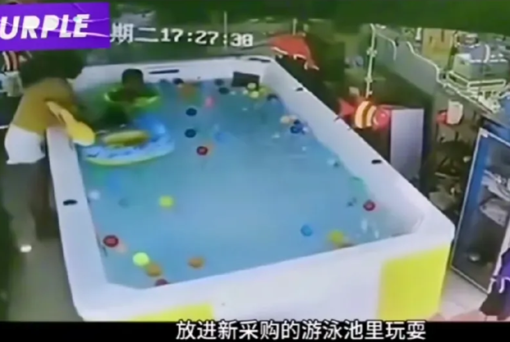 这个当妈妈的太不称职了，为了玩手机，让亲生女孩死在她的眼皮底下。
女子把两个孩子