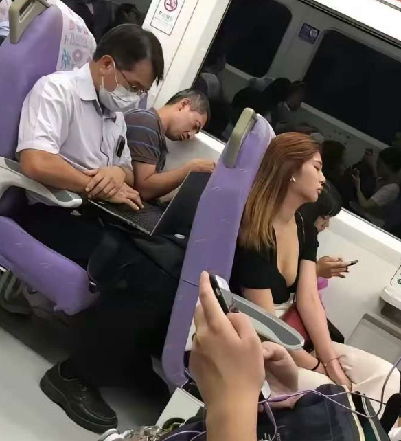 车窗上的影子好诡异