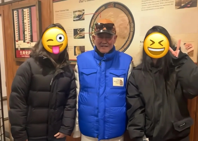 本山大叔在纽约穿得太潮了。

衣服古驰联名款的，鞋子芬迪的。
真是中了宋丹丹那句