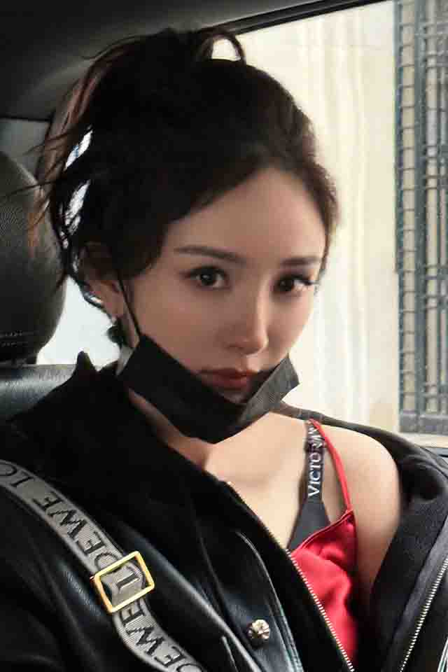 杨幂的这个肩，突然上热搜了。