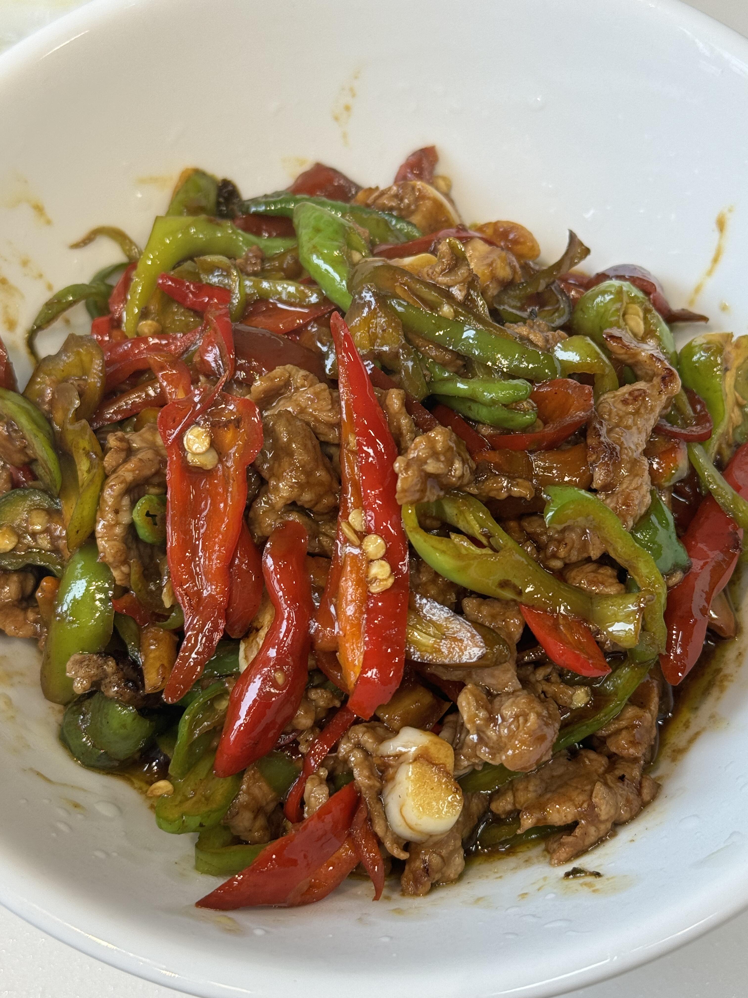 双椒炒牛肉，近期超爱的下饭菜！真的超级无敌好吃
鲜辣下饭，牛肉炒的很嫩，超有锅气