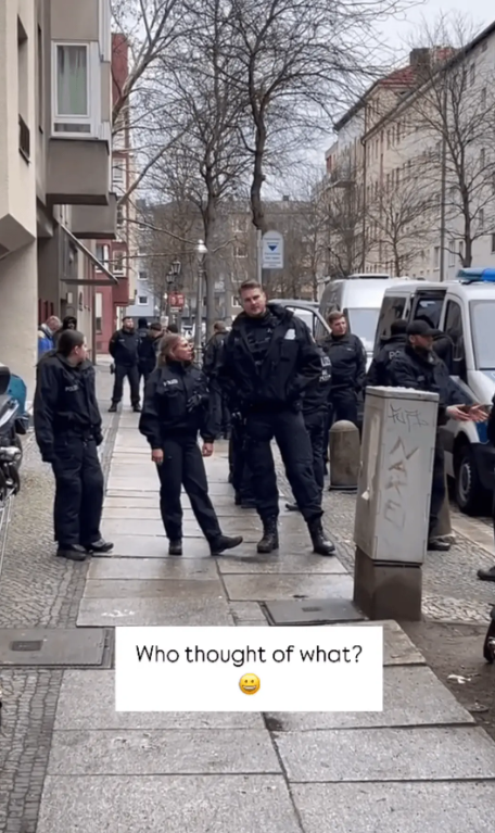 德国警察，那可真壮实啊