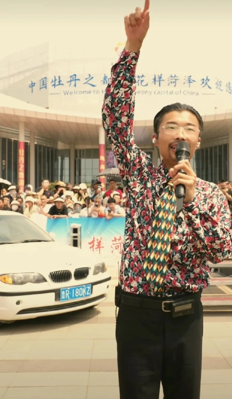 这世界却是太疯狂了
于文亮火了
开封王婆火了
近期郭有才又火了
到底为什么火咱也