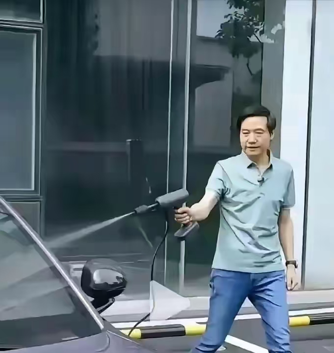 雷军展示小米高压洗车枪，这事可太吸睛了，感觉4S店洗车业务要“遇冷”。雷军在科技