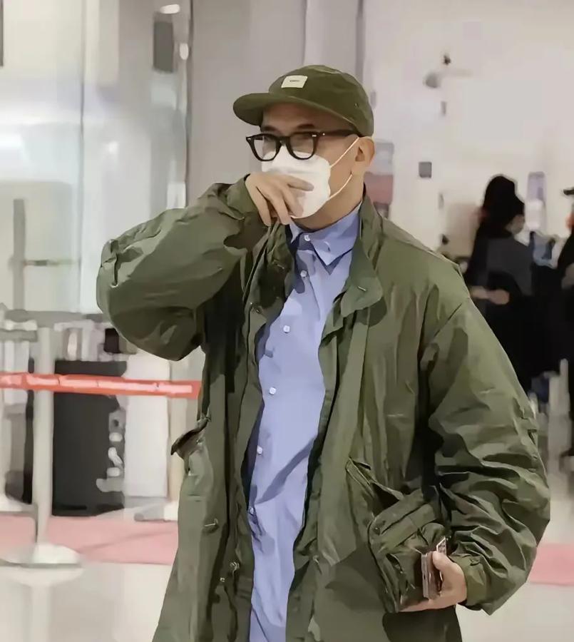 2月15日凌晨1点，具俊晔准备登机回老家了，只见他：

只有他一个人，来时一吻，