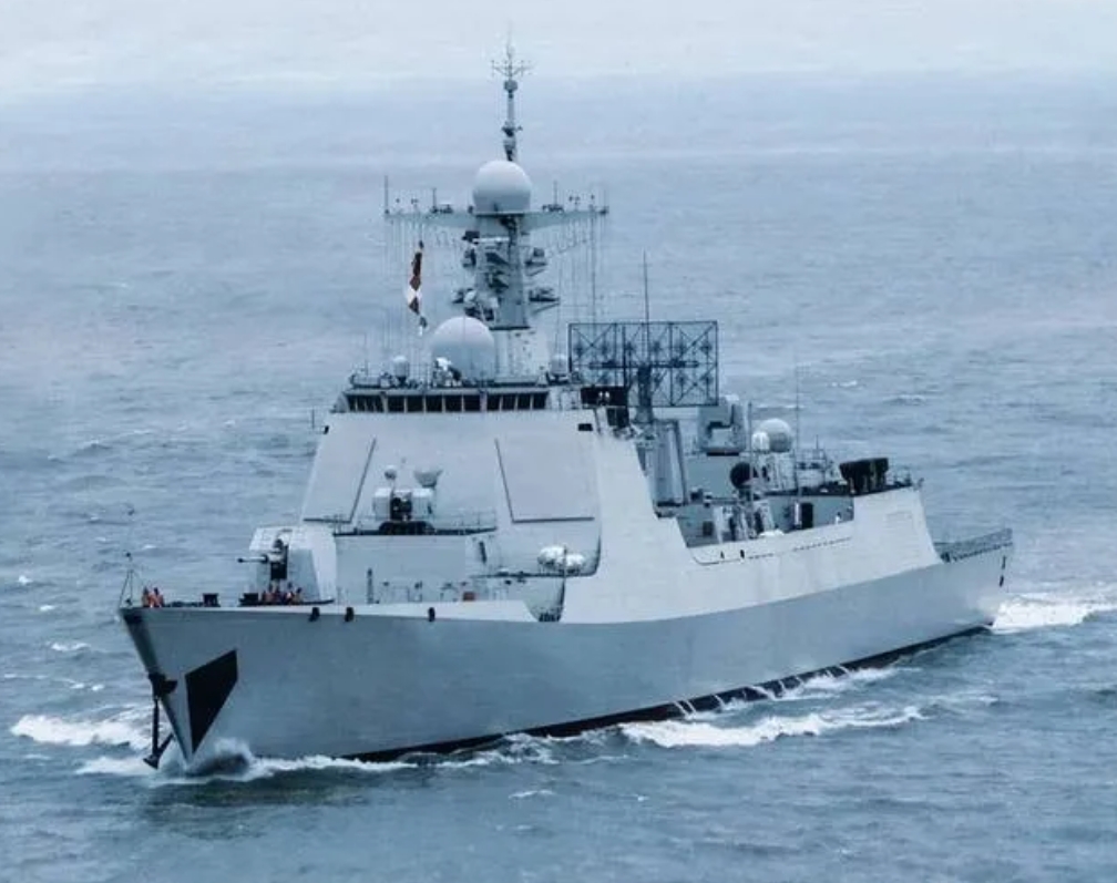 052D 长沙舰在一次返航途中临危受命。当时，3 艘外舰竟然从三个方向妄图强闯我