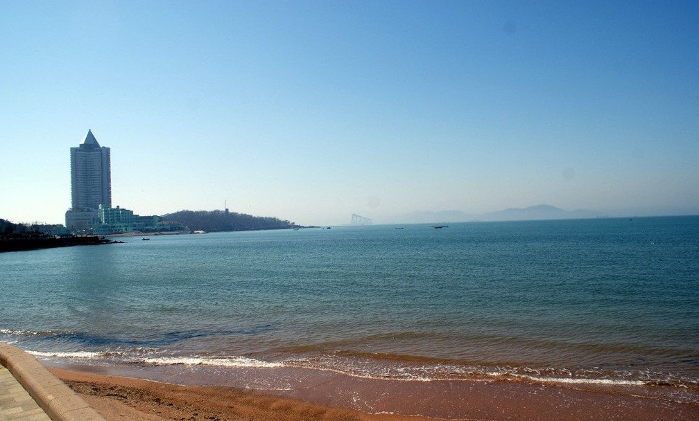 中秋，我计划用三天假期到青岛旅游一次，第一天：城市探索与海滨风光；第二天：自然风