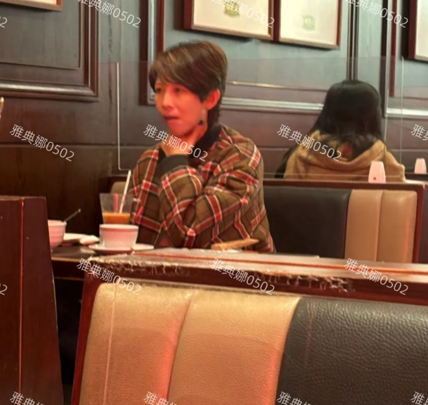 香港茶餐厅偶遇蔡少芬，本人好瘦啊!
年过50的她虽然不年轻了，但气质是真的很好，