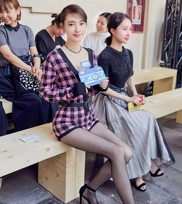 这张合影美照，我想很多男人更喜欢看照片里的主角王丽坤，因为她穿的服饰更惹人眼，更