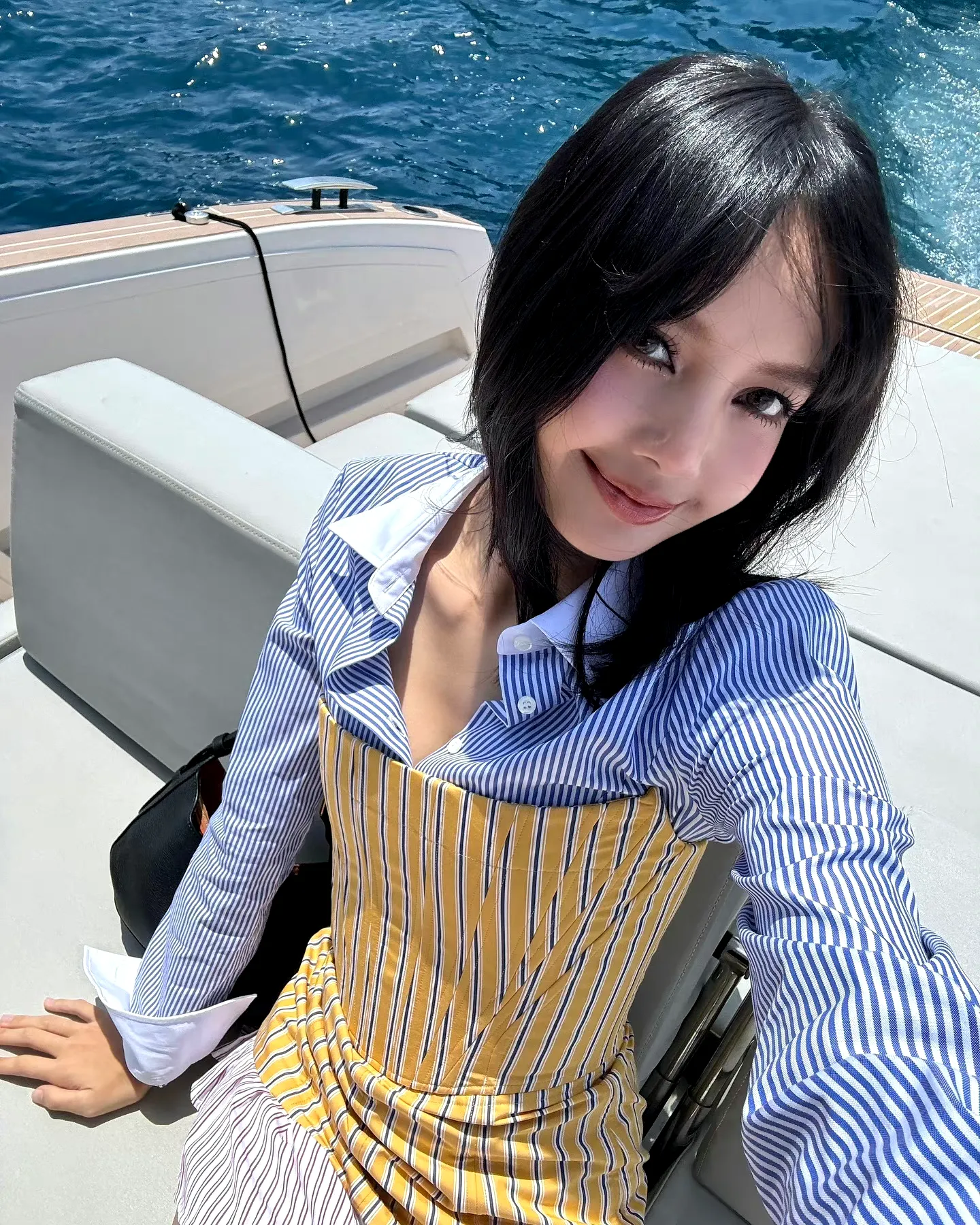 为了打进欧美贵族圈，她真的是变成实力“舔狗”，化着不适合自己的欧美妆容，显老10