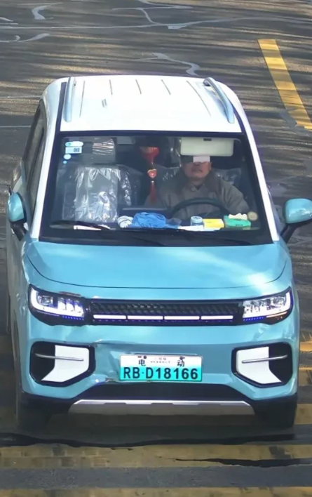 江苏常州，男子没开车出门，却收到违章信息，说他路上没系安全带。男子一头雾水，打开