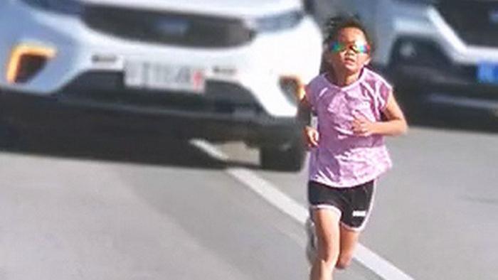 6岁女儿蹭跑全马父亲涉违规！女孩跑步细节曝光！