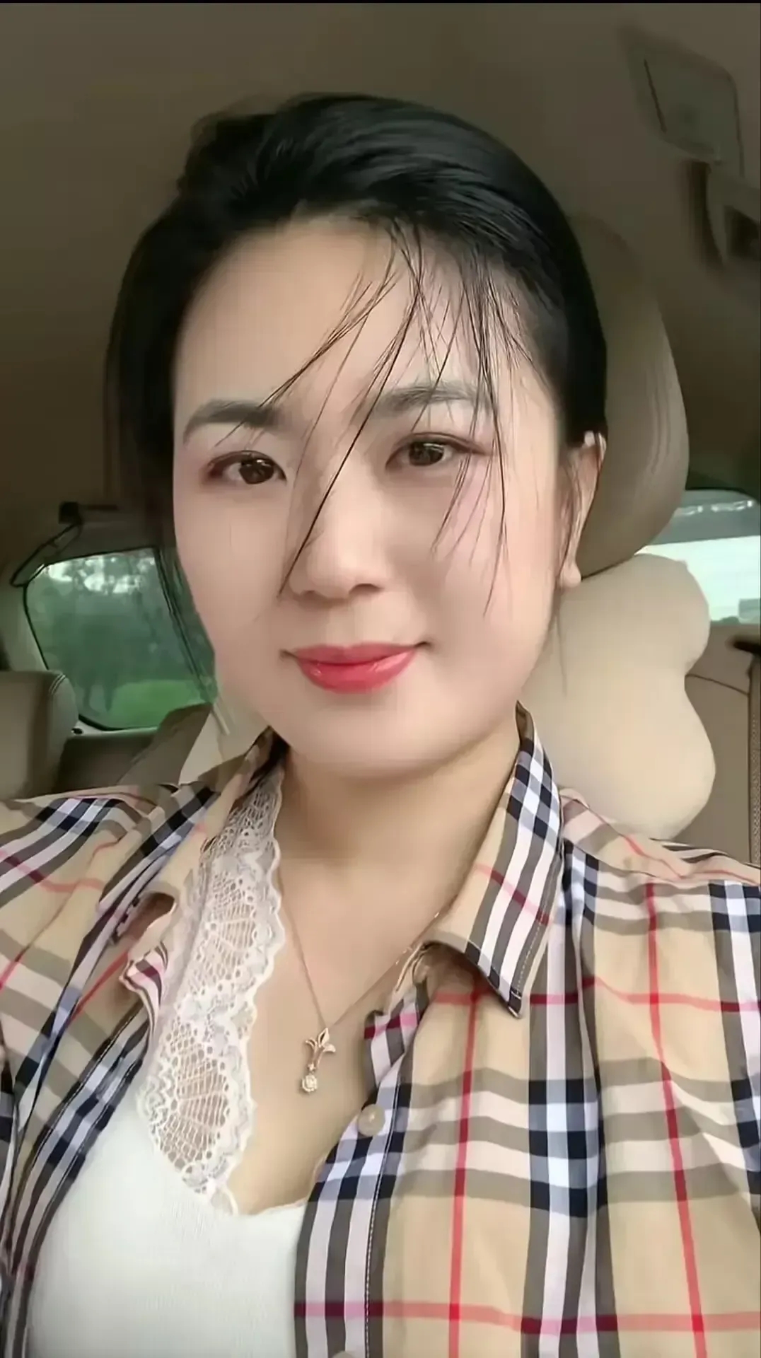 我是一个35岁寡妇，是一个住家保姆，男雇主65岁。一天，我发现自已怀孕了，告诉他