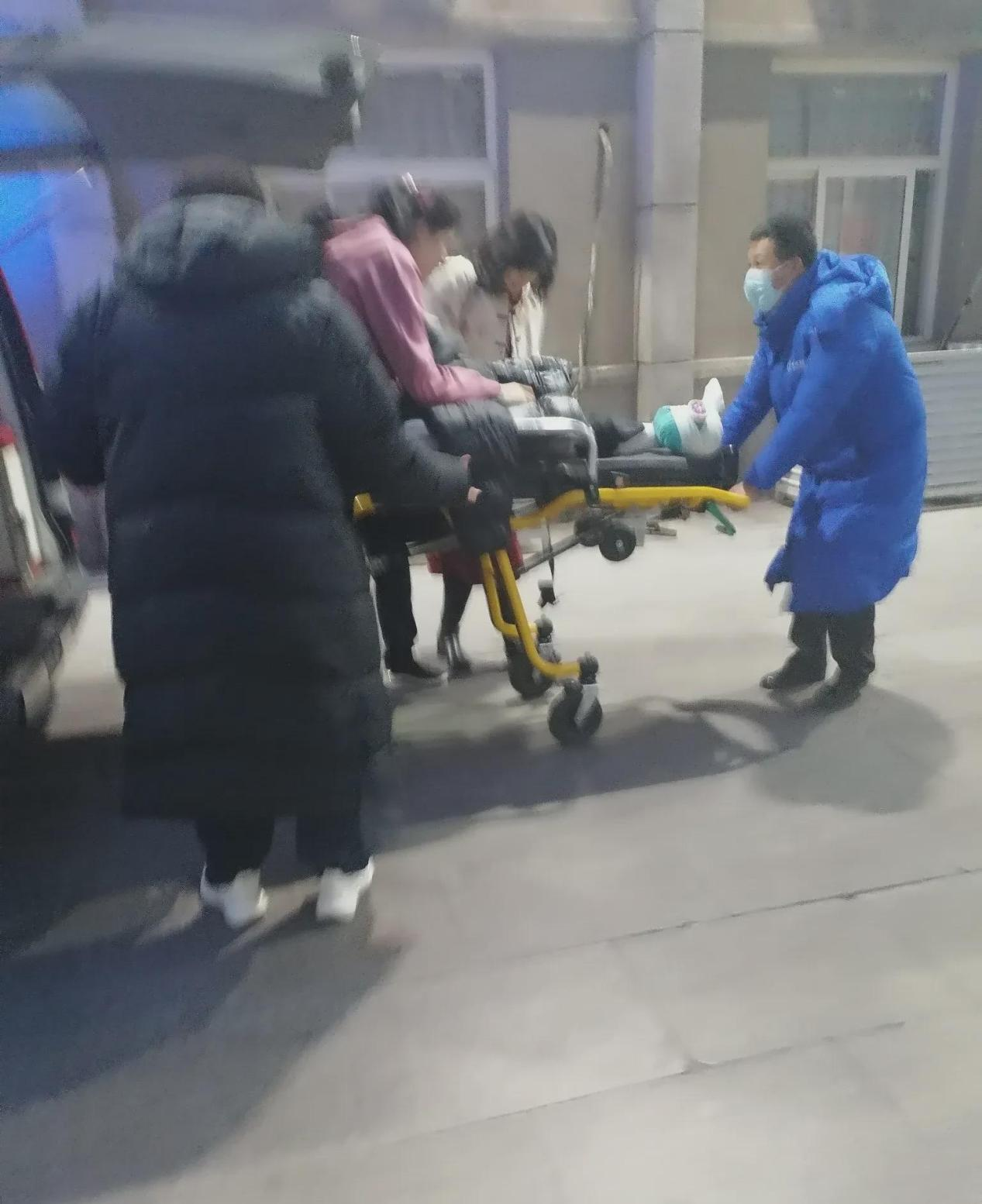 
 
 
天津女排队医老许跟着救护车赶到急诊科，进门就发现个麻烦事——医院提供的