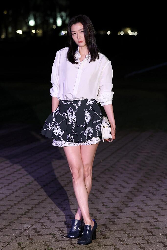 全智贤穿白衬衫配印花短裤