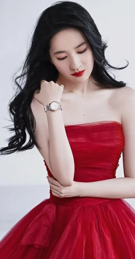 女神来了
刘亦菲，一位有着天使面容、魔鬼身材的女神，她的美，高贵而脱俗，仿佛从画