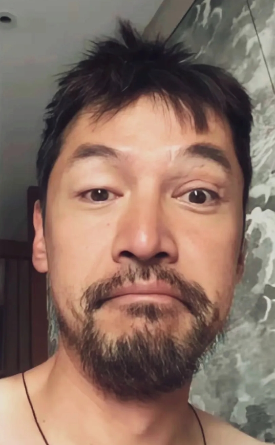 嘿，你看了胡歌最新的自拍照没？胡子拉碴，不加修饰，和平时荧幕上的帅气形象大相径庭