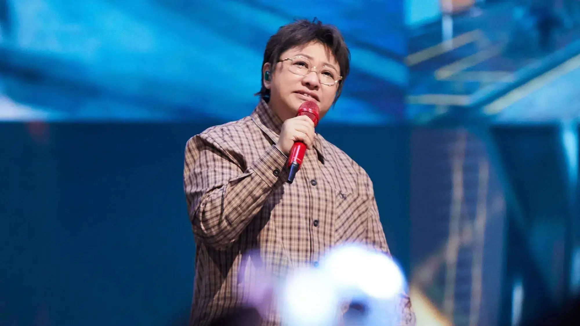 有一次，成龙去参加慈善晚会，他想捐200万，助理却说：“你报个数字就行，不用动真