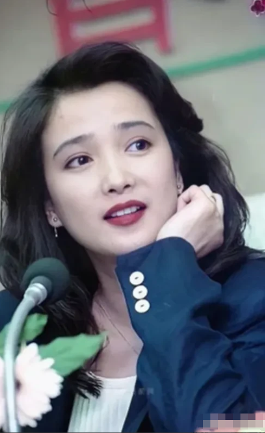 她好美啊，这才是真正的大家闺秀吧！眼睛特别好看柔情似水，白皙的皮肤，冰清玉洁，长