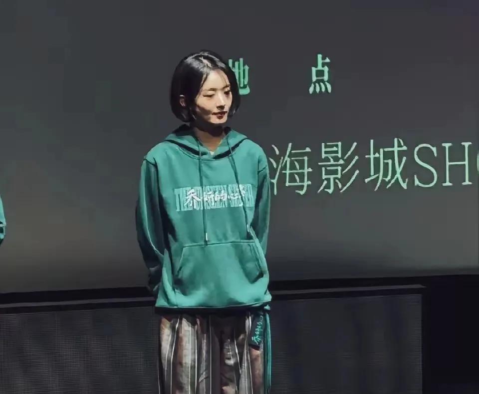 妈也！这也太幻灭了吧，这和农村妇女没啥区别啊！离开了化妆师，原来赵丽颖也是路人妹