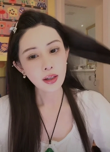 前段时间，秦奋给韦雪刷了30万，这事儿闹得沸沸扬扬，大家都在议论纷纷。又有消息传