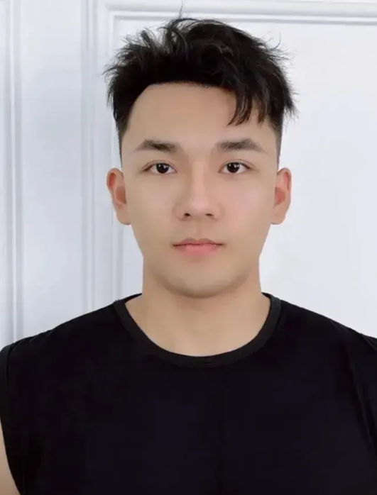 模特杨泽琪目前已找到，确认在园区。他失联的原因有三：

第一，杨泽琪20号就失联