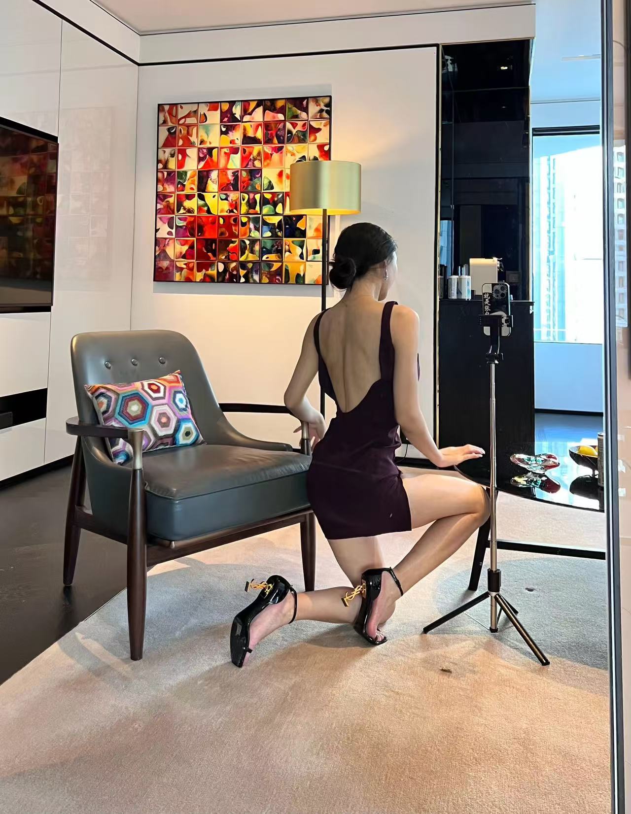 有个小孩哭了，他爸说：“乖，别哭了，一会儿爸带你去看别人吃糖。”哈哈哈哈