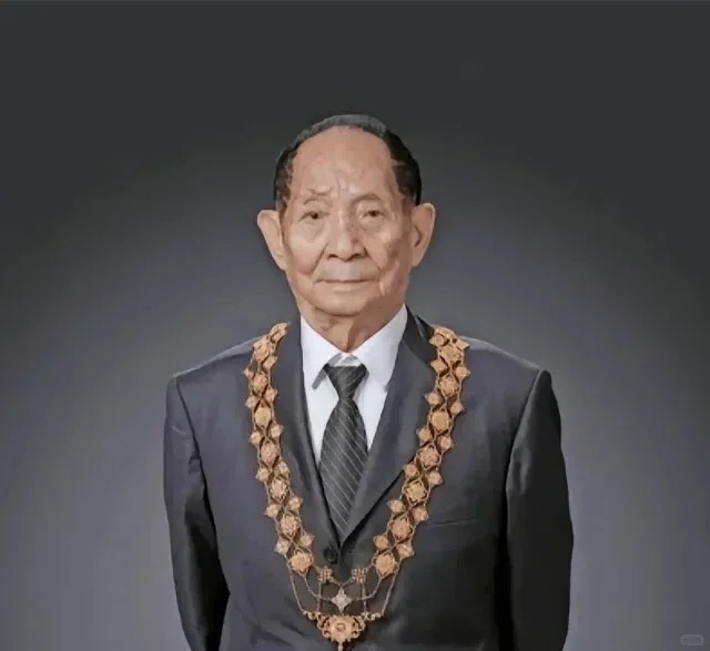 亲本种子
袁隆平爷 遗产被
间谍为谋取私利，利用职务之便盗取我国杂交水稻亲本种子