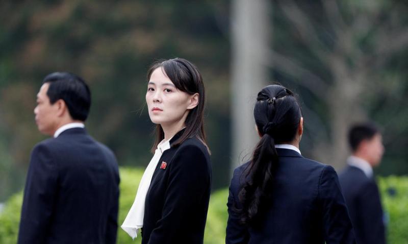 金与正秀出一双儿女！
朝鲜中央电视台在新年元旦播出朝鲜庆祝新年文艺演出，视频中可