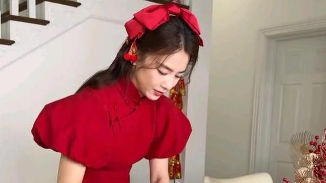 黄圣依晒近照暗示婚姻状态，穿红裙布置新春，现居杨子老家别墅中
