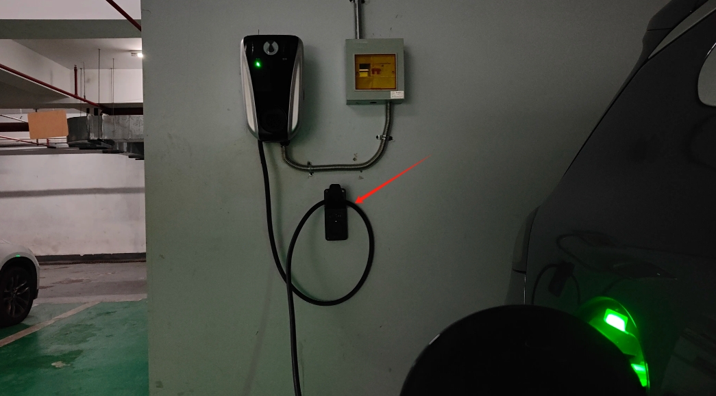 买了早期7kW充电桩的车主注意，尤其是即插即用的那种。
这种充电桩，谁把枪插进车