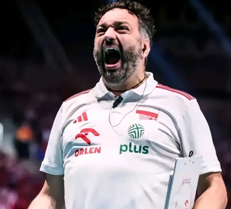 郁闷的米兰主教练拉瓦利尼在赛点发出痛苦的怒吼！自己的半个意大利国家队被中国天津女