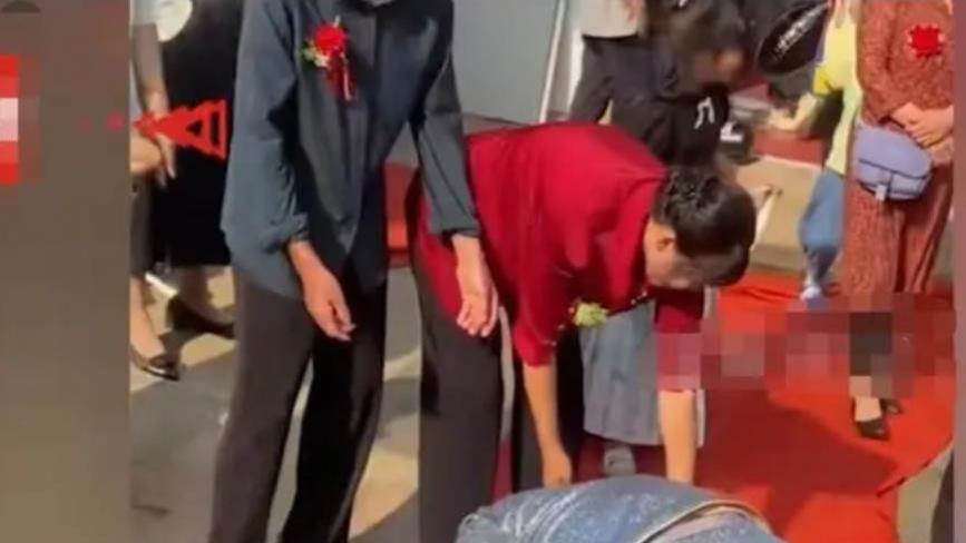 新郎父亲癌症晚期，丈母娘主动退彩礼并陪嫁19万，新郎跪谢感恩