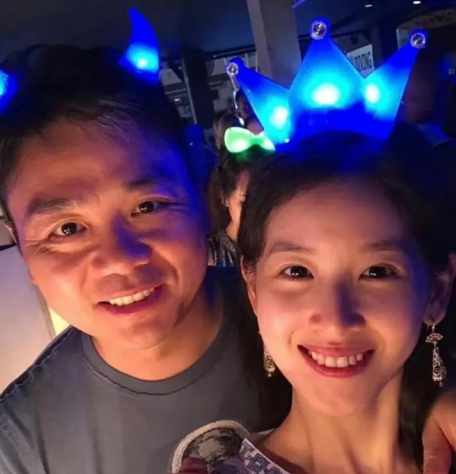 刘强东和章泽天的日常和相亲相爱的小夫妻一样，只不过更浪漫更多了几分甜蜜。如今两人