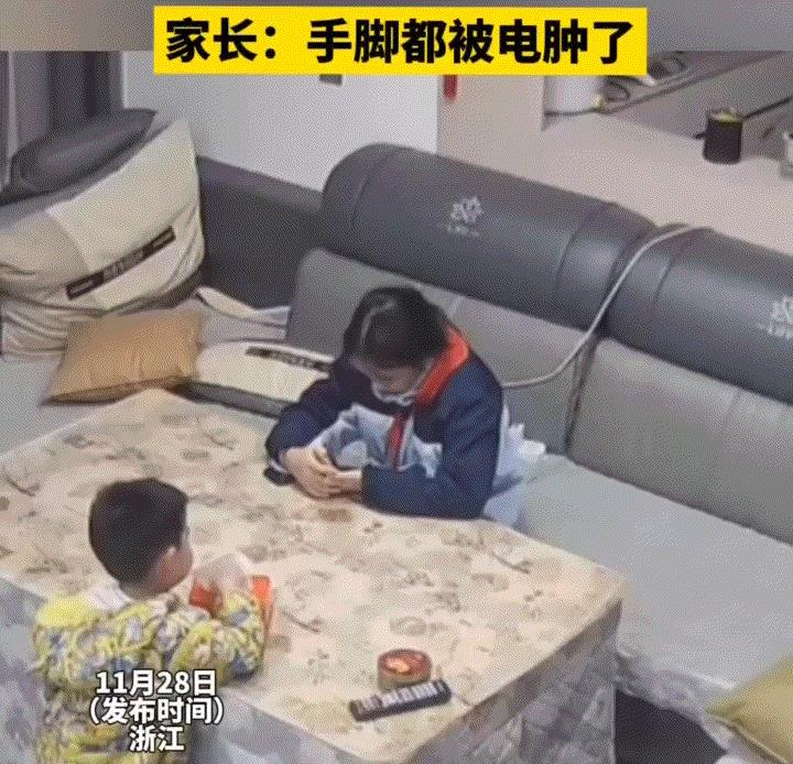 太危险了！浙江，一女孩在家边充电边玩手机时，突然手机漏电将其电得，无法动弹的倒在