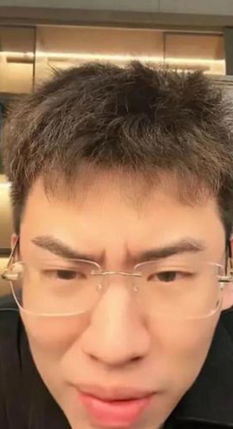 小英和东北雨姐，相继因为负面新闻塌房，但短视频最不缺的就是传奇。
听泉鉴宝近30