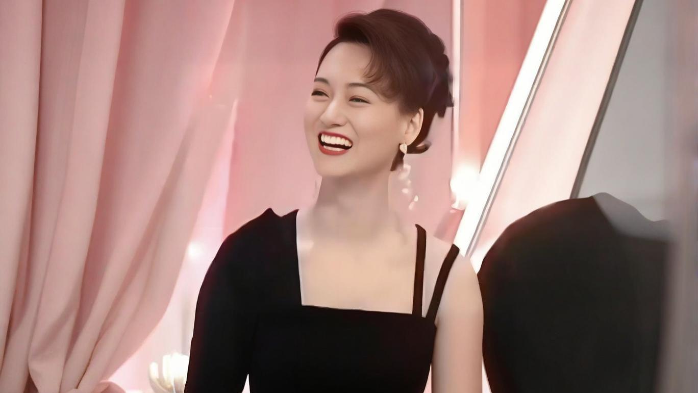 满清贵族惠英红：3岁睡街，22岁封后，60岁还在等一个人，她的人生比电影还精彩