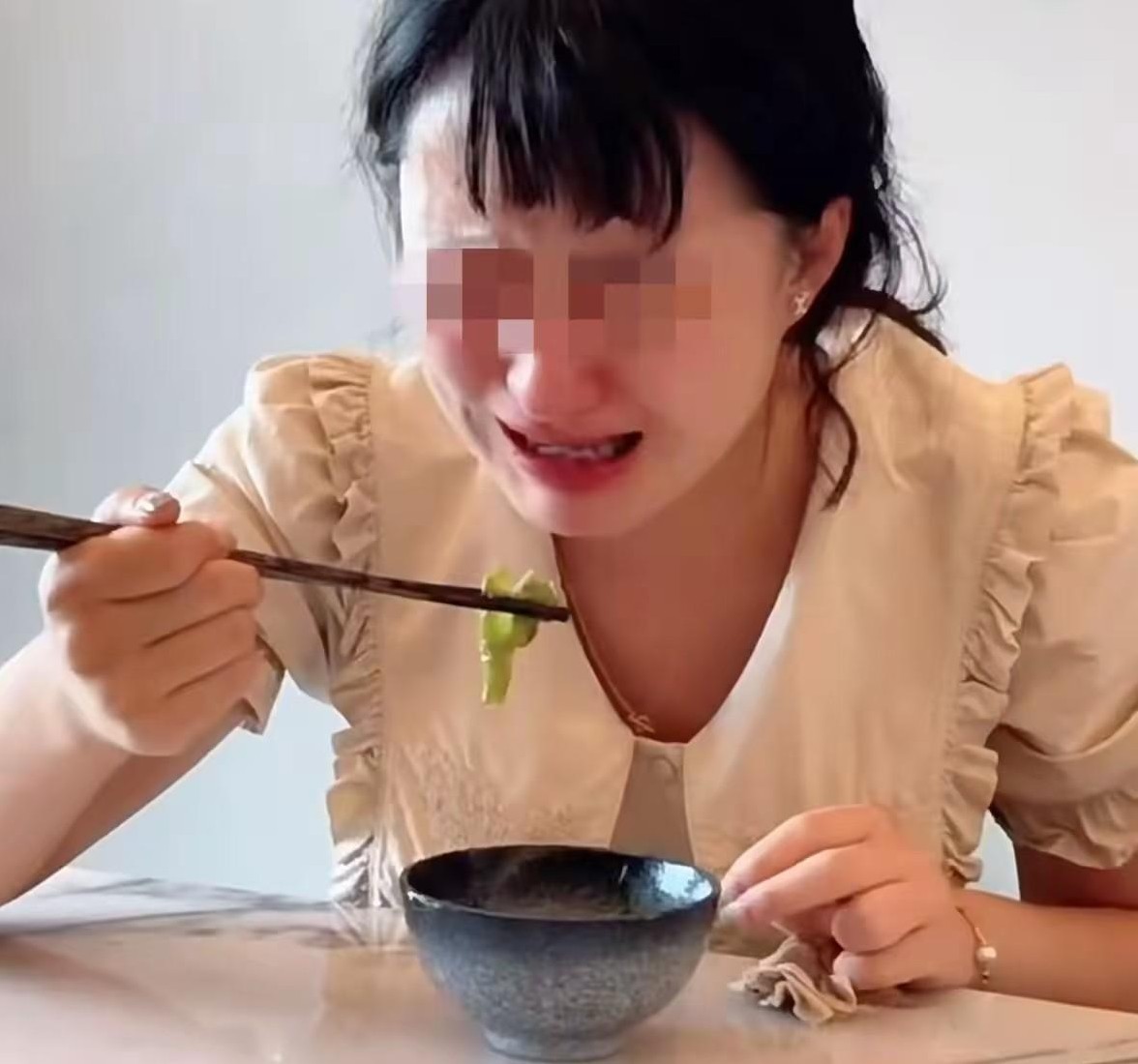啥玩意儿？爸妈逼你吃恶心东西，简直是童年噩梦！有些家长，一言不合就开战，孩子不吃