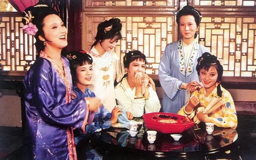 为什么林黛玉决定了贾府的生死。
1.林家对皇上有大恩，贾府兴旺是受到林家庇护。潇