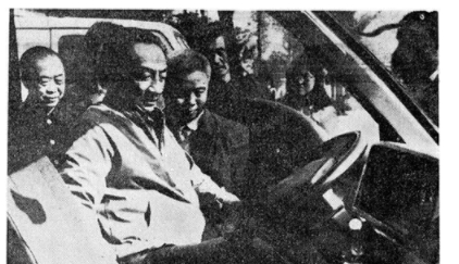 1989年4月，邹家华视察天津微型汽车厂图为邹家华驾驶夏利轿车时的情景