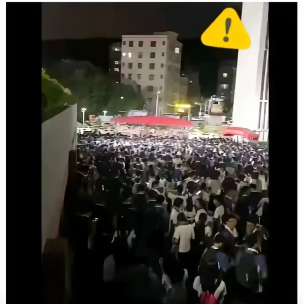 台风夜深圳高中停课风波：家长怒了！

昨天晚上，深圳的家长们估计都快炸锅了！台风