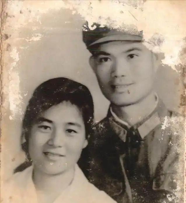 1972年，24岁的女干部不听亲友劝告，执意嫁给一位伤残的一等功臣，却在新婚之夜