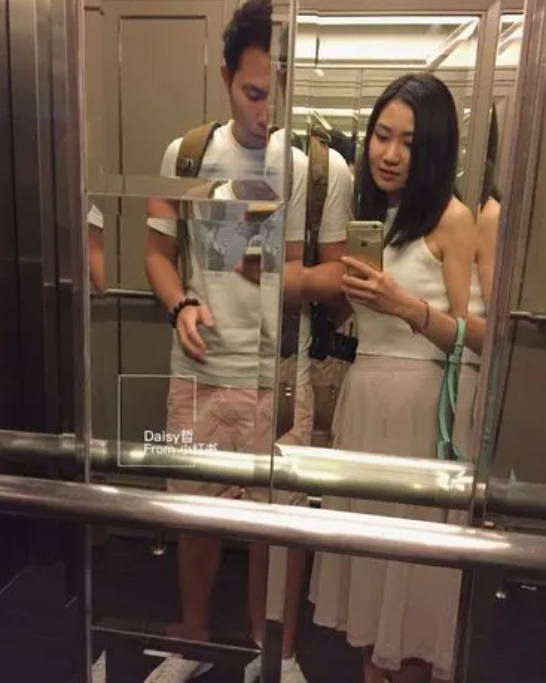 “没脸见人了！”四川宜宾，唐女士与丈夫下班回家后，走进了电梯，起初，两人相距甚远