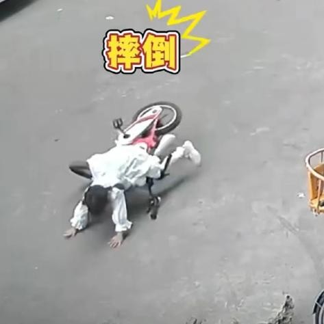 女孩摔倒店主扶，爷爷反问谁推的

                       